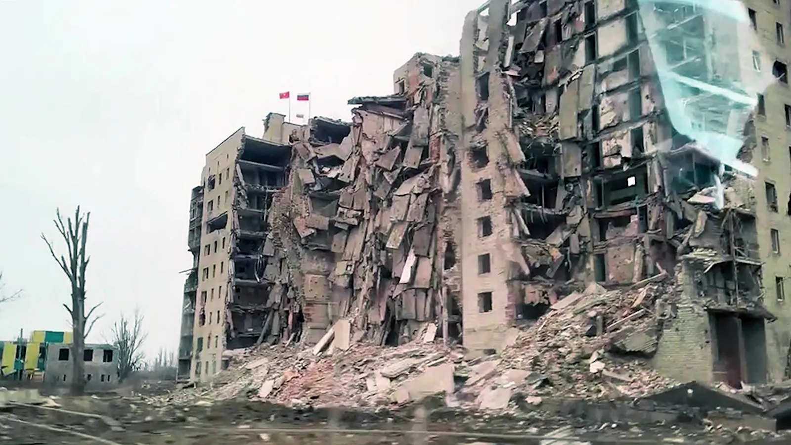 Russische Flagge auf einem völlig zerstörten Gebäude
