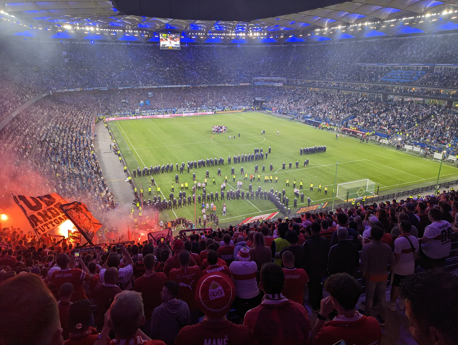 Szenerie im Hamburger Volksparkstadion nach dem Sieg des VfB Stuttgart: Spieler und Fans feiern eingekesselt. Foto: Jürgen Brand