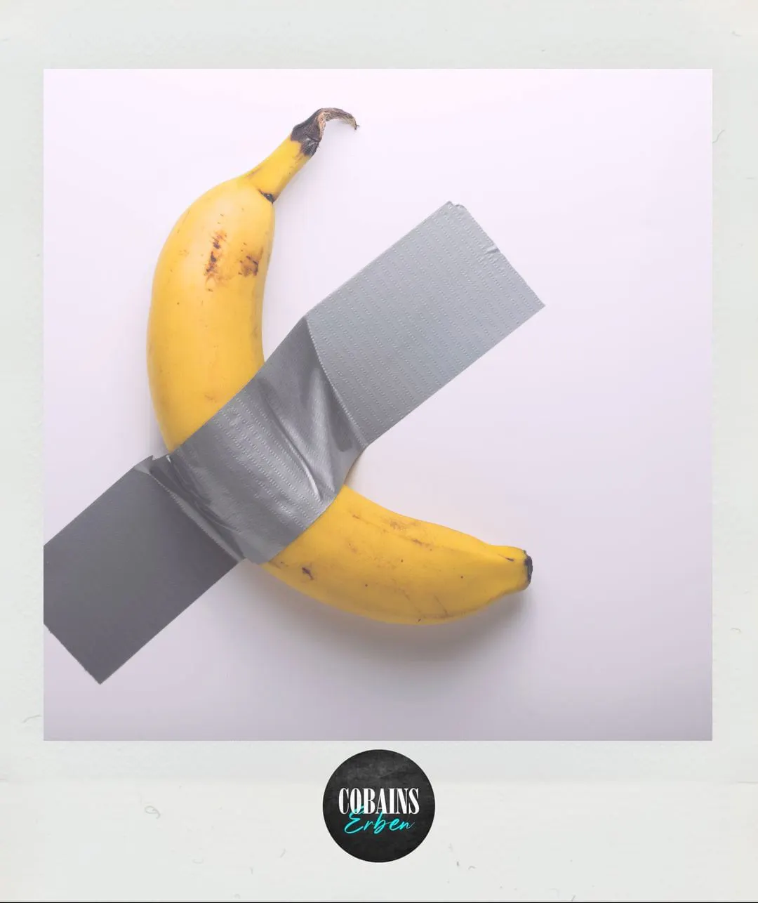 Eine Banane ist mit einem Gaffer Tape an die Wand geklebt