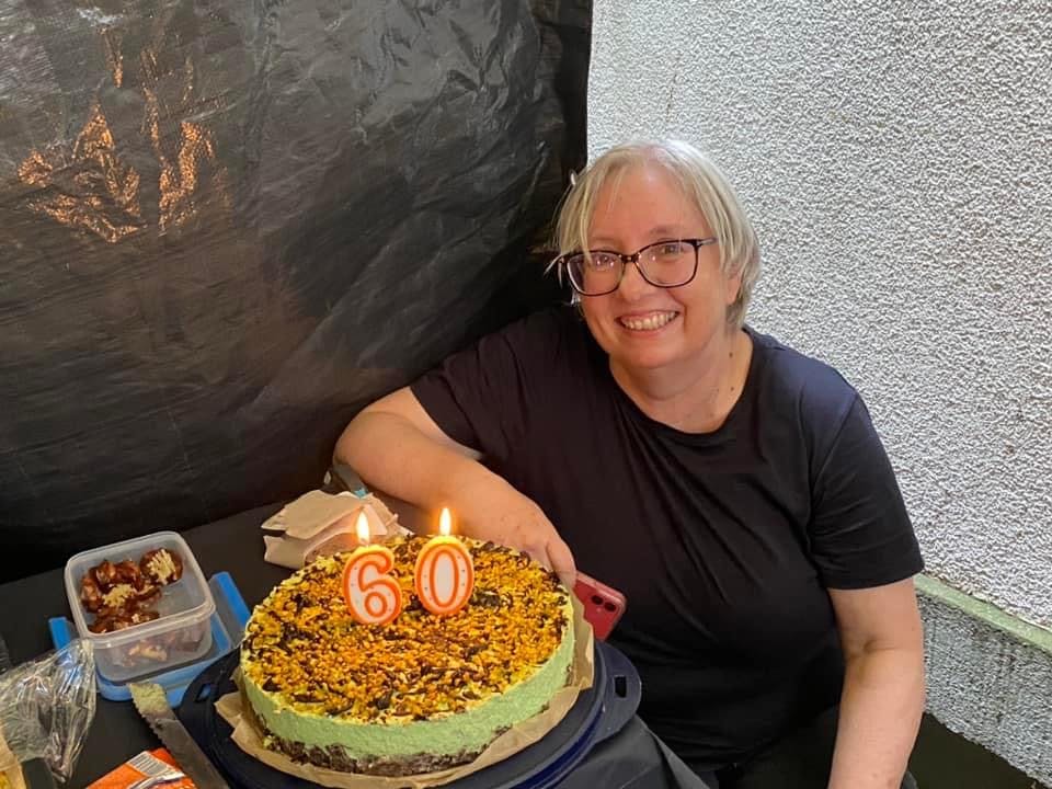 EIne Torte mit einer 60 drauf und daneben Antje