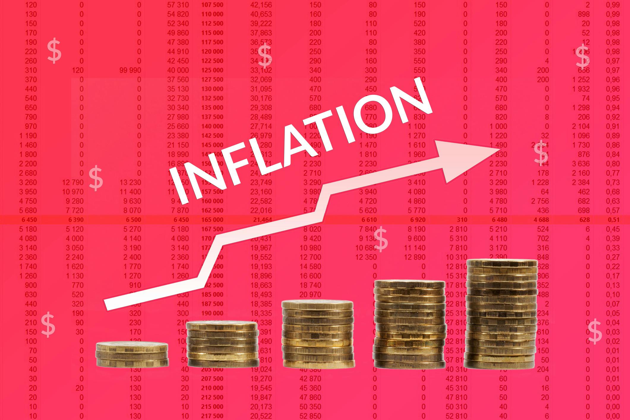 Das Bild zeigt fünf Stapel mit Euro-Münzen, die von links nach rechts immer höher werden. Im Hintergrund ist eine rosa-rote Grafik mit Zahlen und dem Wort „INFLATION” zu sehen. Ein weißer Pfeil zeigt nach oben und symbolisiert steigende Preise.