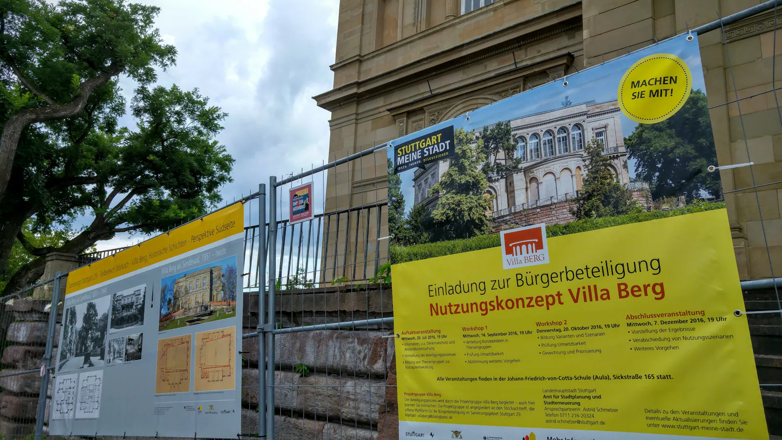 Am Bauzaun um die Villa Berg wurde Mitte 2016 zur Bürgerbeteiligung eingeladen. Schon allein daran sieht man, wie lange diese Absperrgitter inzwischen schon stehen. Foto: Jürgen Brand