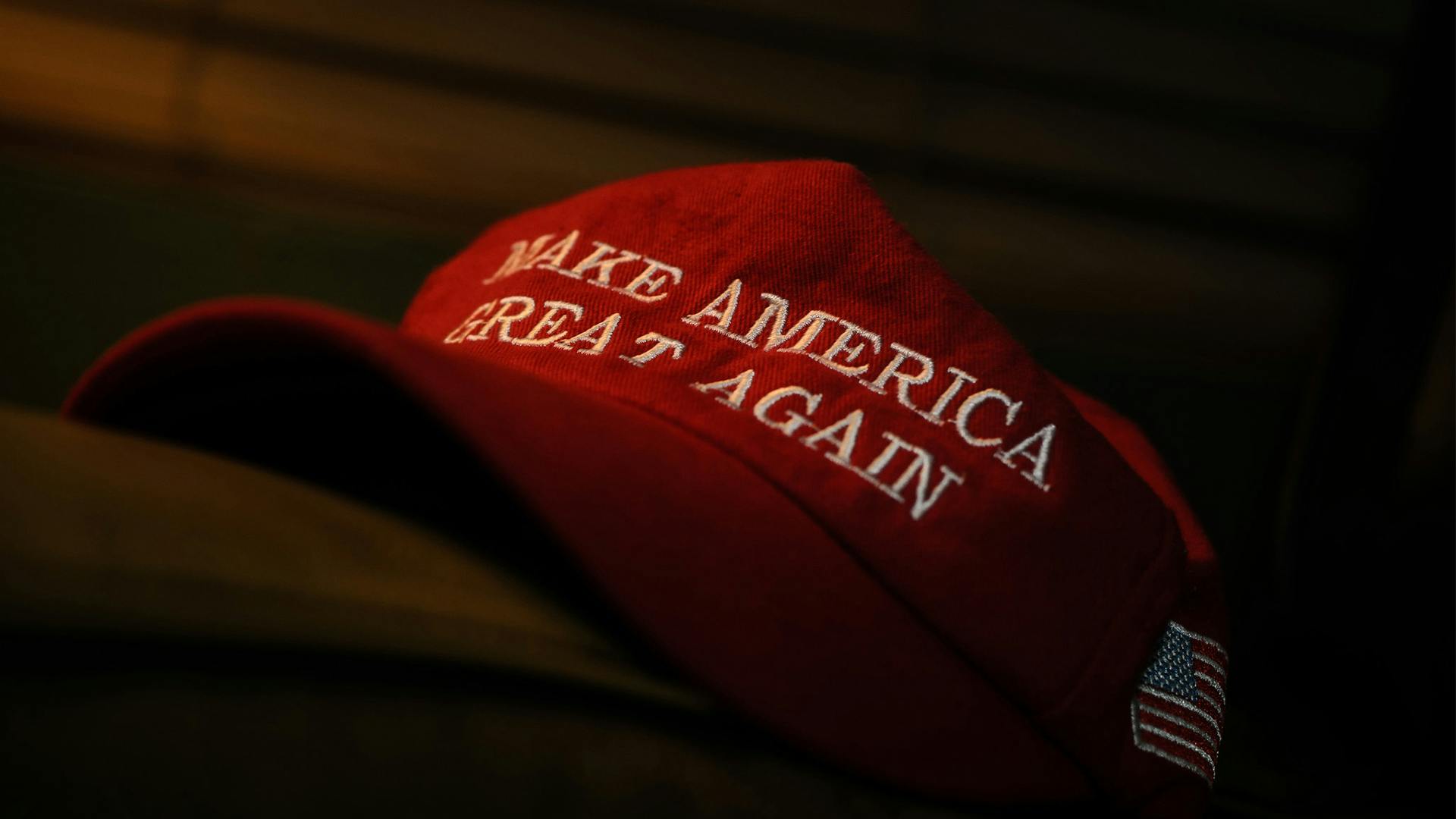 Ein roter Make America Great Again Hut vor einem verschwommenen Hintergrund.