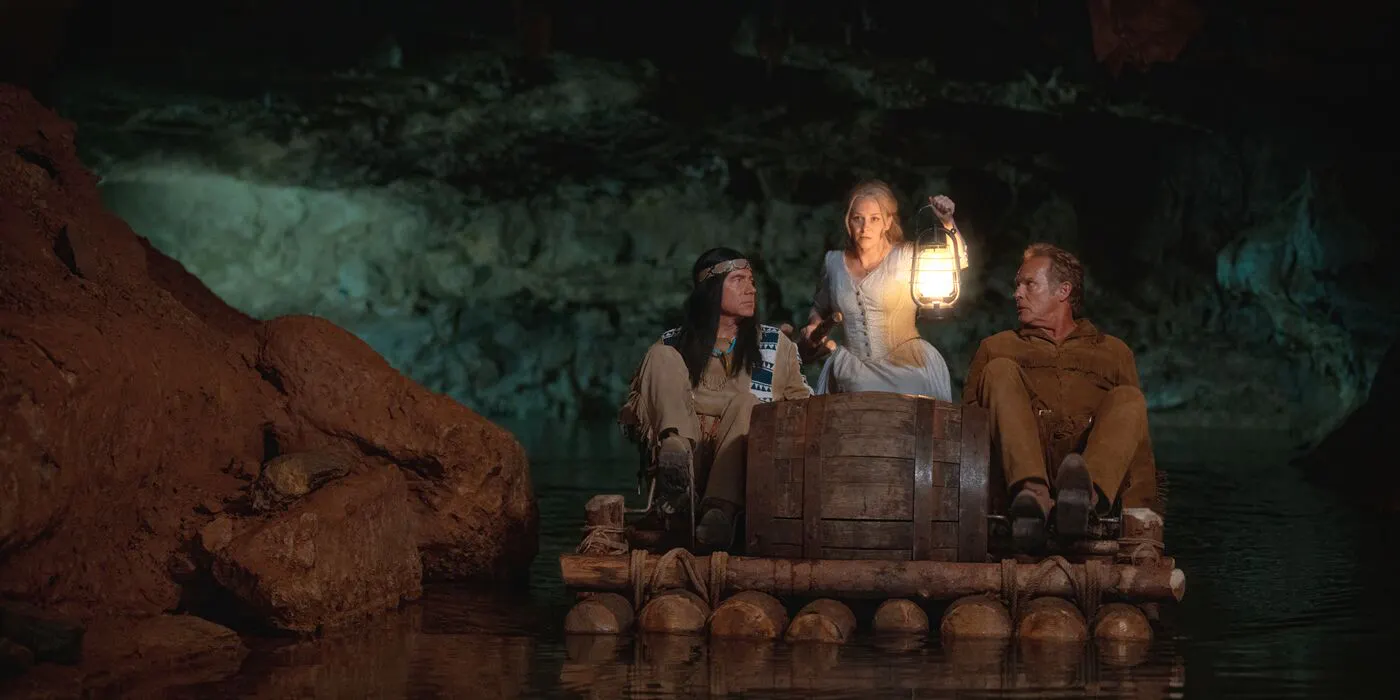 Abahachi (Bully), Mary (Jasmin Schwiers) und Ranger (Christian Tramitz) auf einem Deluxe-Tretboot in einer Höhle // © herbX film/Constantin Film/Luis Zeno Kuhn