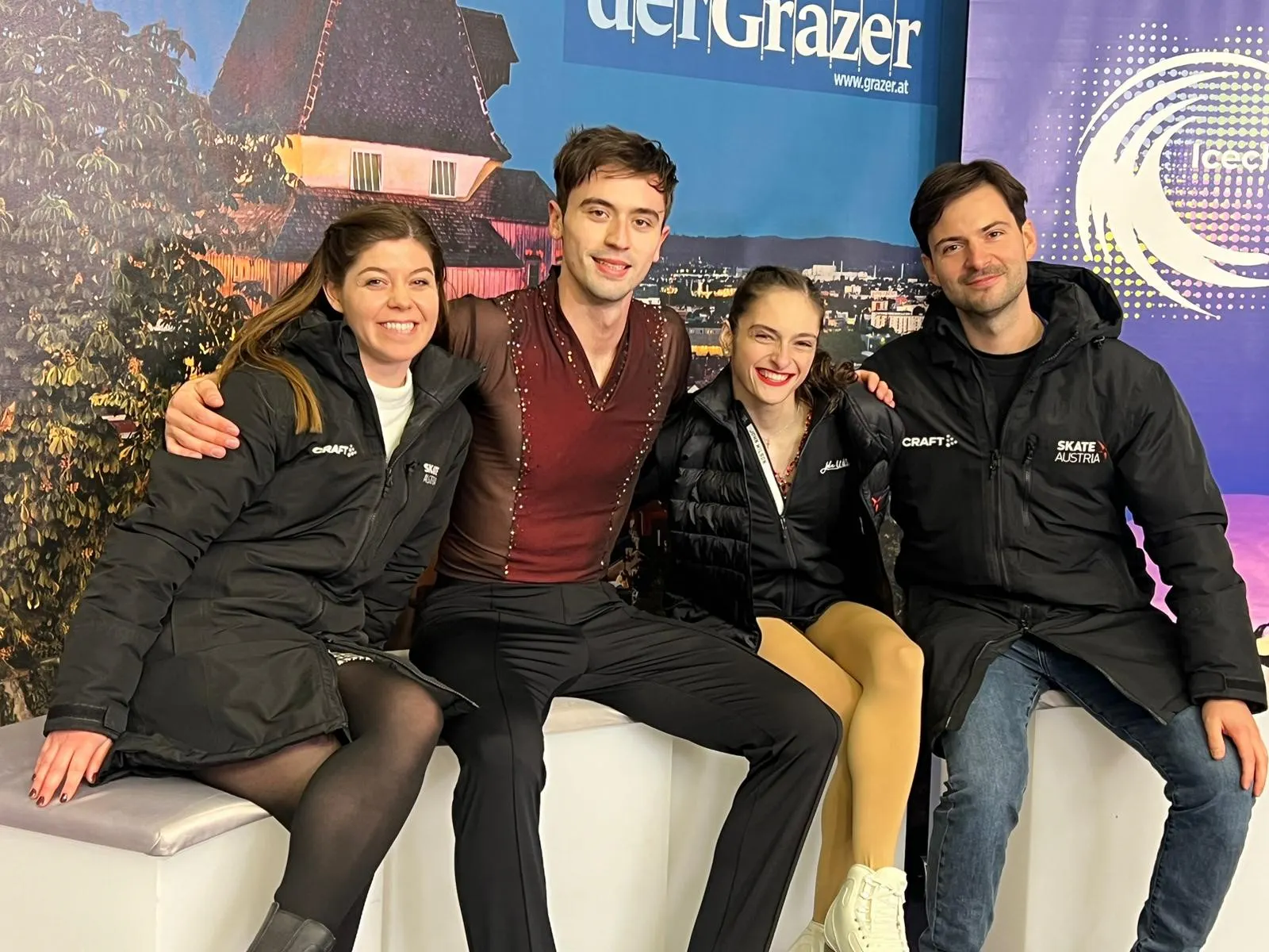 Gabriella Izzo/Luc Maierhofer mit den Trainern Miriam Ziegler und Severin Kiefer. Photo: Skate Austria