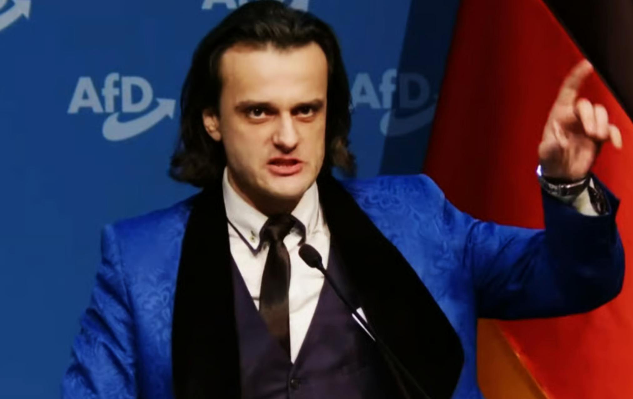 Alexander Eichwald, ein wie ein Darsteller in einer Vampirklamotte aussehender Pflaumenaugust