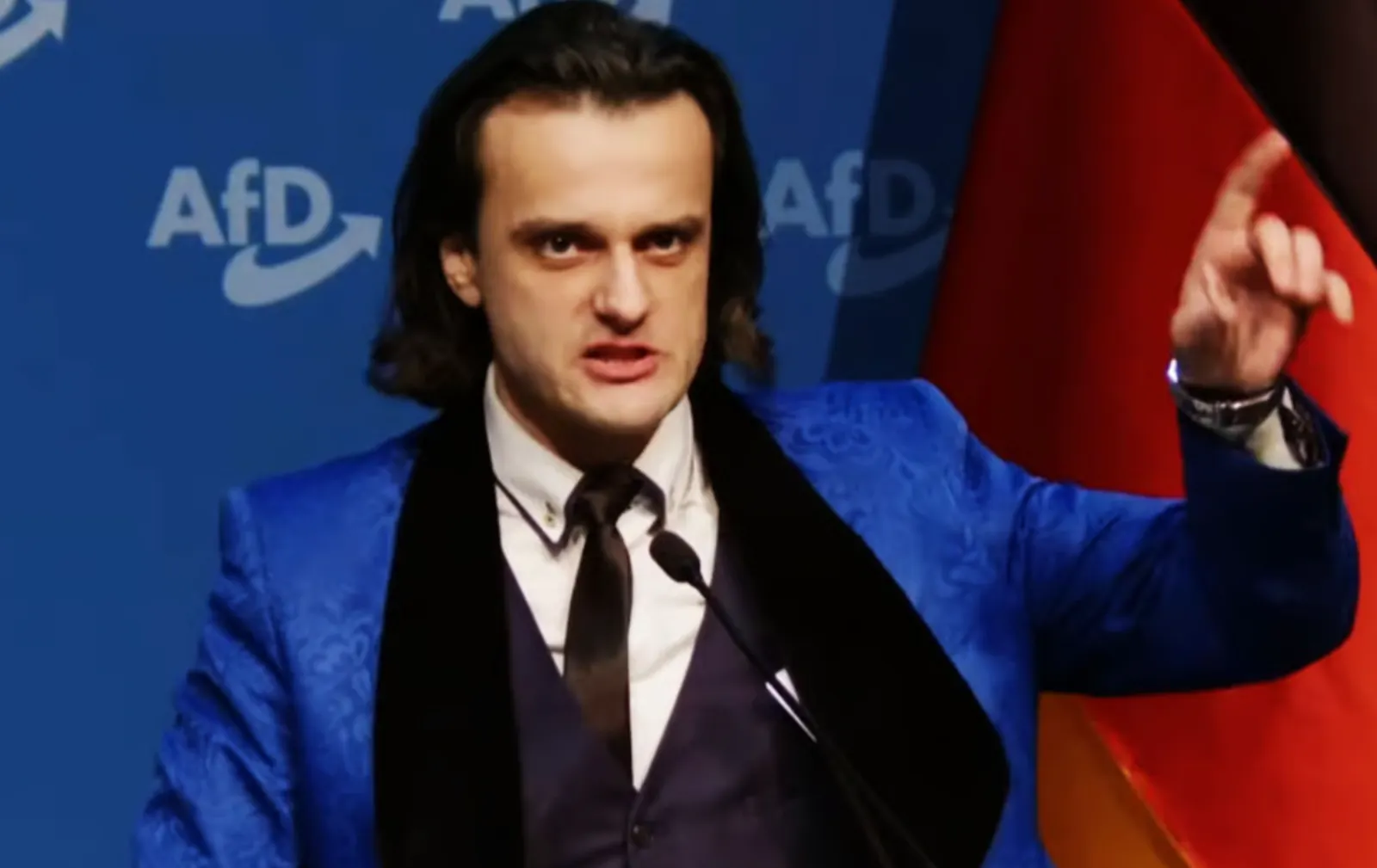 Alexander Eichwald, ein wie ein Darsteller in einer Vampirklamotte aussehender Pflaumenaugust