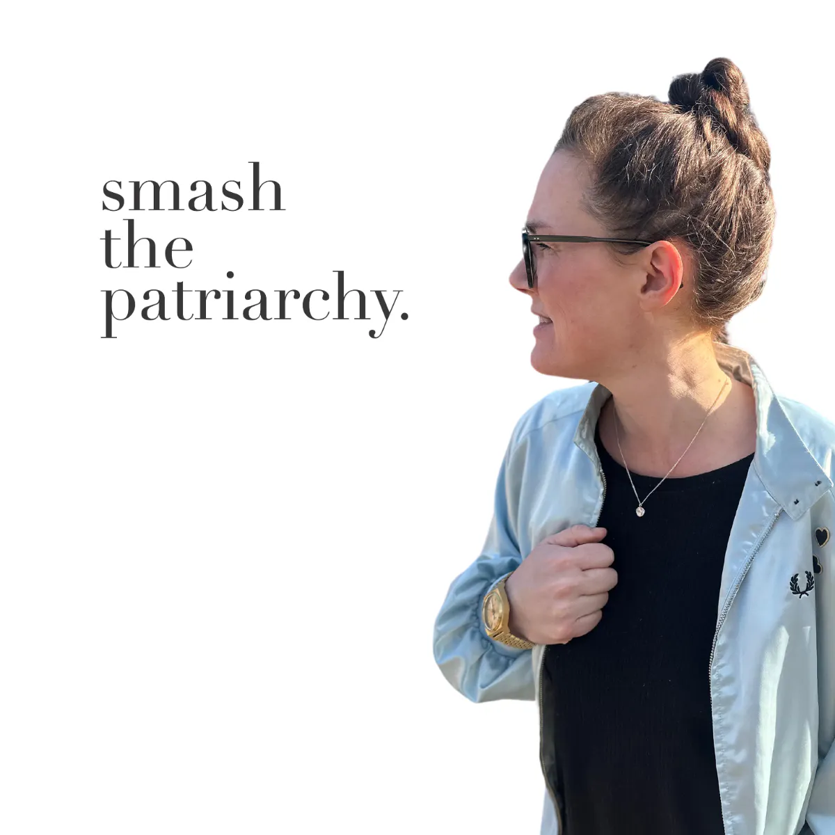 Porträt von Katja, sie schaut nach links, dort steht "smash the patriarchy".