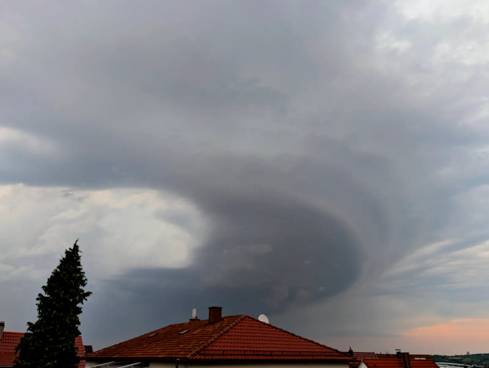 Eine sich gerade bildende Gewitterzelle am Donnerstagabend über Gaisburg. Foto: Jürgen Brand