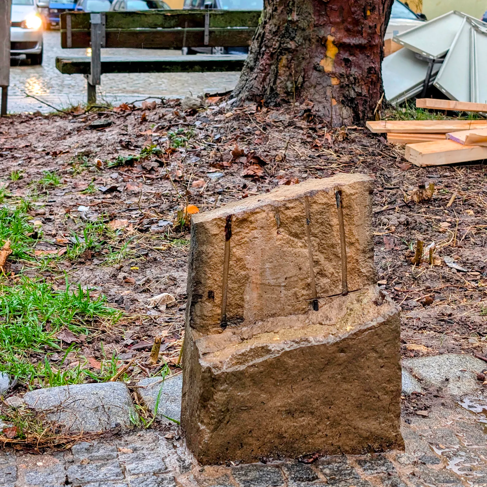 Da fehlt doch was: Das Sühnekreuz an der Ecke Schurwaldstraße/Hornbergstraße ist weg. Foto: Jürgen Brand