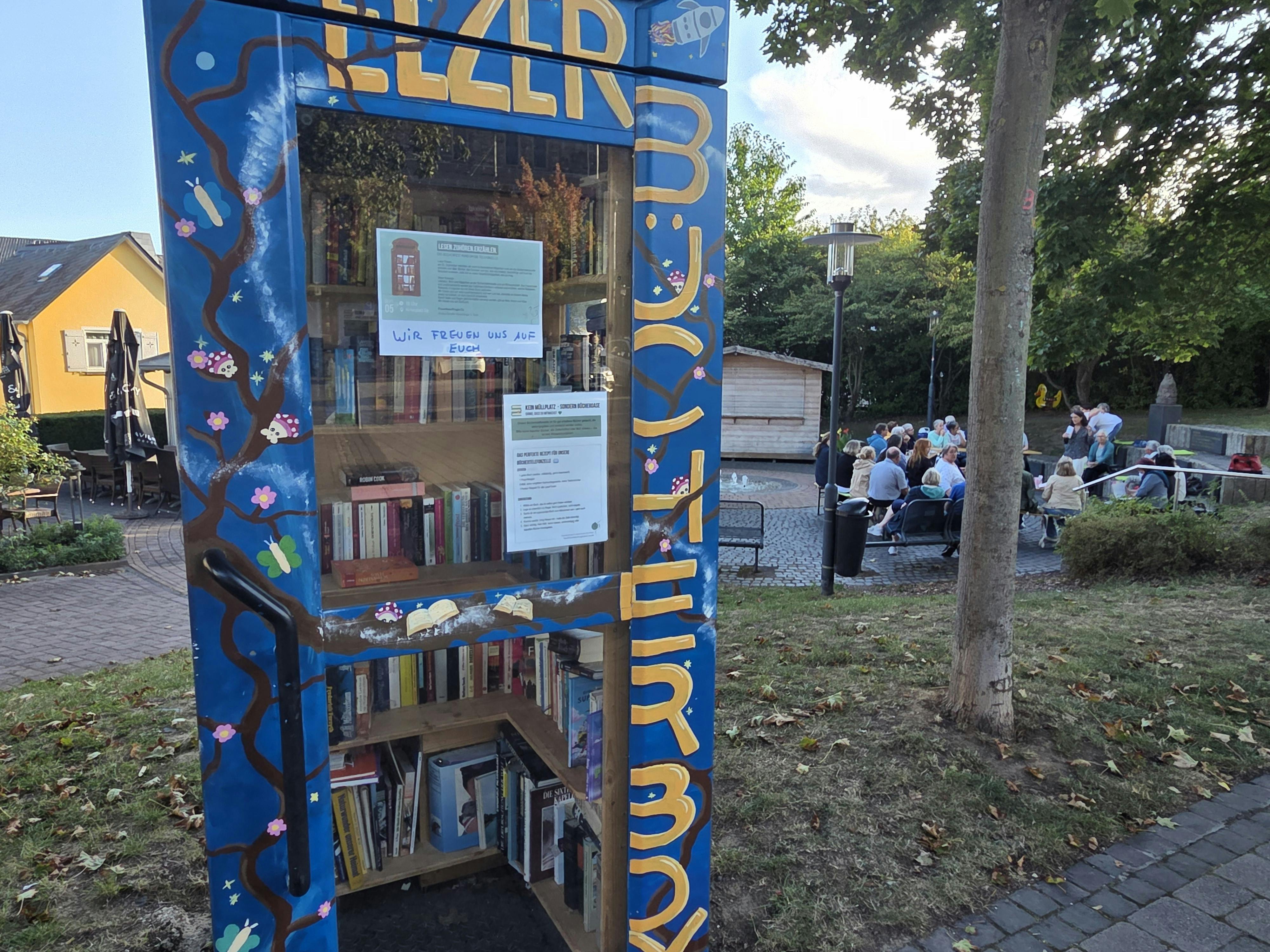 In Reichweite der Bücherbox versammelten sich Lesende, um sich gemeinsam ihre Lieblingsbücher vorzulesen.