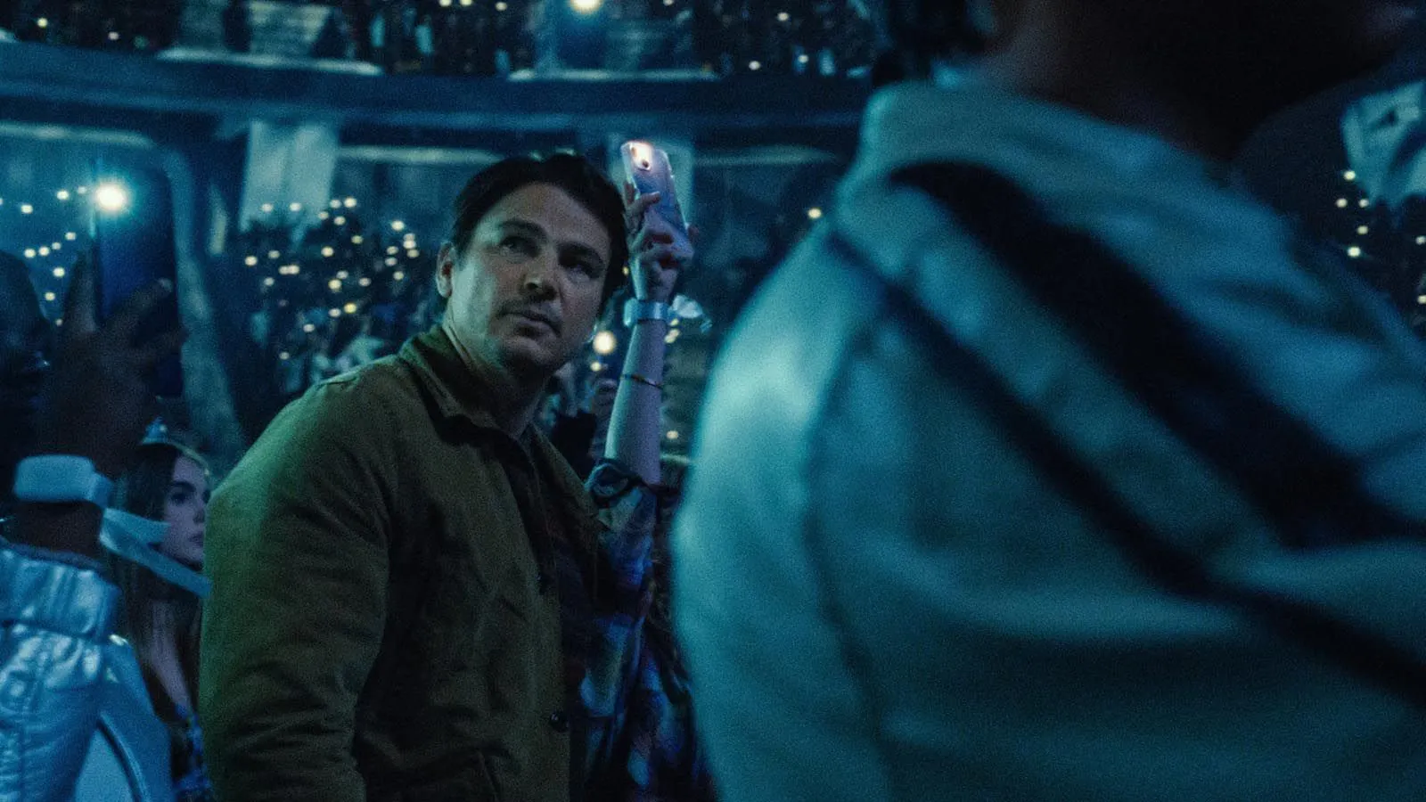Alles im Blick: Josh Hartnett in TRAP: NO WY OUT // © 2024 Warner Bros. Entertainment Inc.