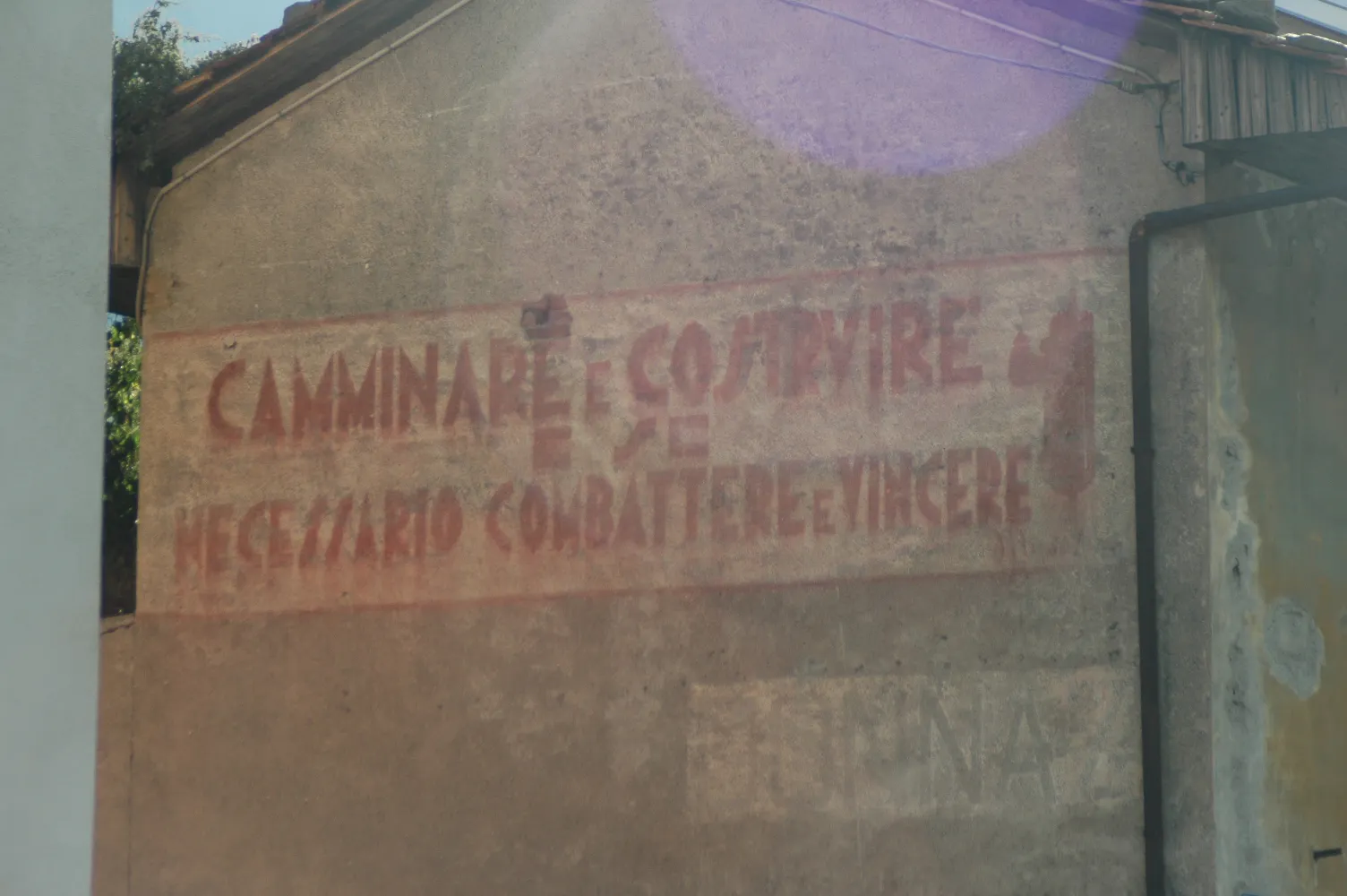 Immagine di una casa a Donnaz con scritta muraria risalente al ventennio