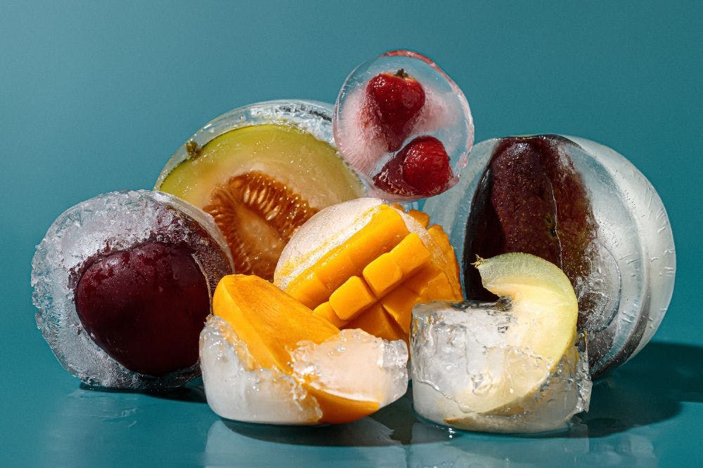 Un bol de fruits congelés