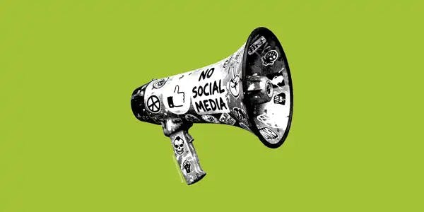 [Megaphone mit Aufschrift "No Social Media"]