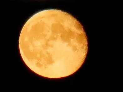 Der Mond am Himmel über Gaisburg. Foto: Jürgen Brand