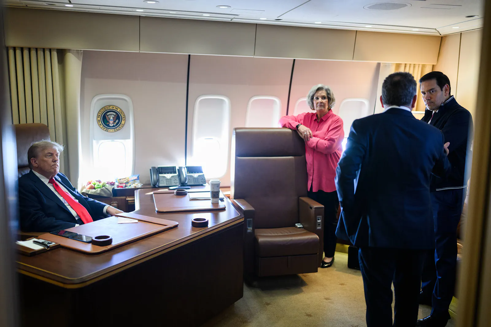 Trump in seinem Büro an Bord einer Air Force One.