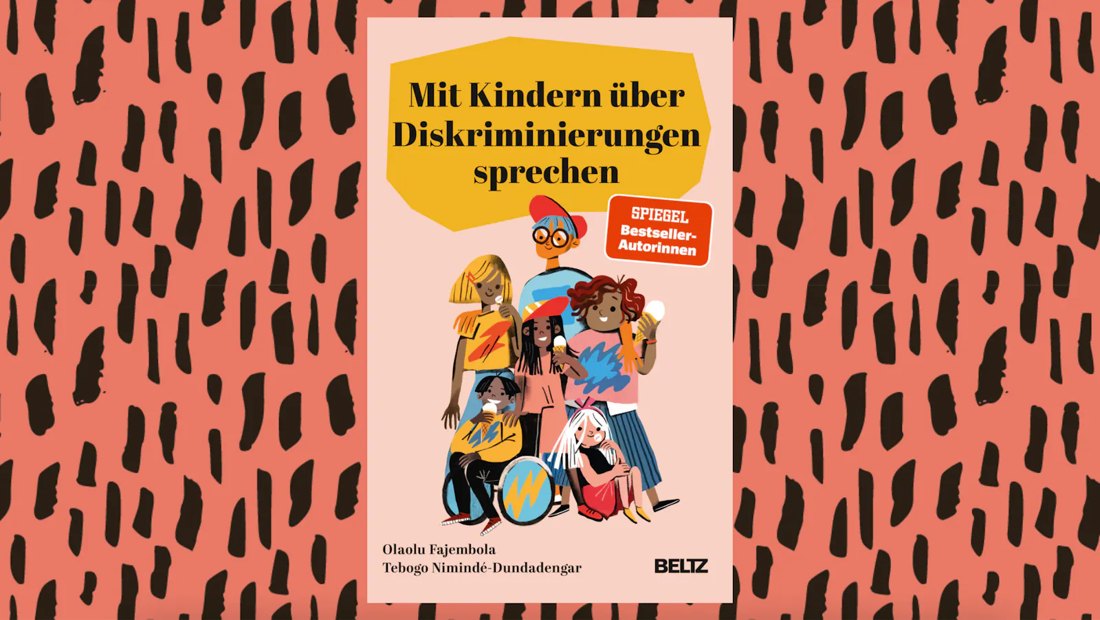 Das Cover des Buches &quot;Mit Kindern über Diskriminierung sprechen&quot; ist auf einem pfirsichfarbenen Hintergrund mit schwarzen, unregelmäßogen Pinselstrichen zu sehen.