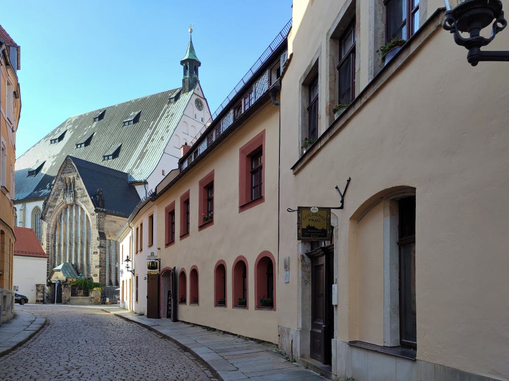 Das von der Sonne beschienene, weiße Gebäude direkt vor dem Freiberger Dom beherbergte 71 Jahre lang das Café Andelt. Nun ist es Geschichte.
