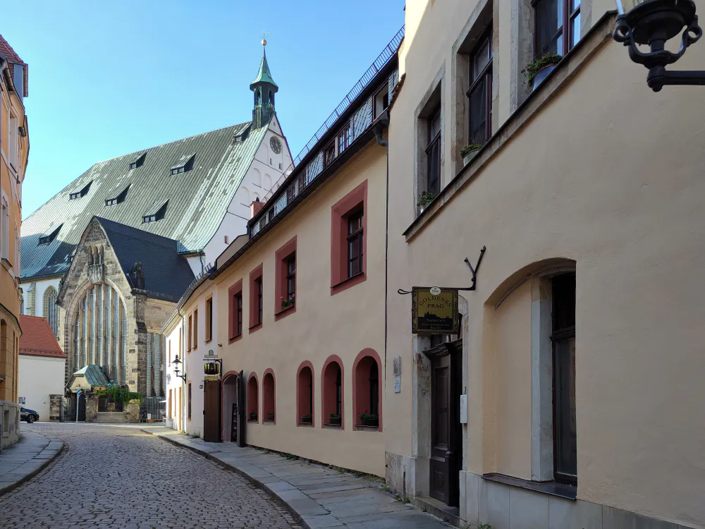 Das von der Sonne beschienene, weiße Gebäude direkt vor dem Freiberger Dom beherbergte 71 Jahre lang das Café Andelt. Nun ist es Geschichte.