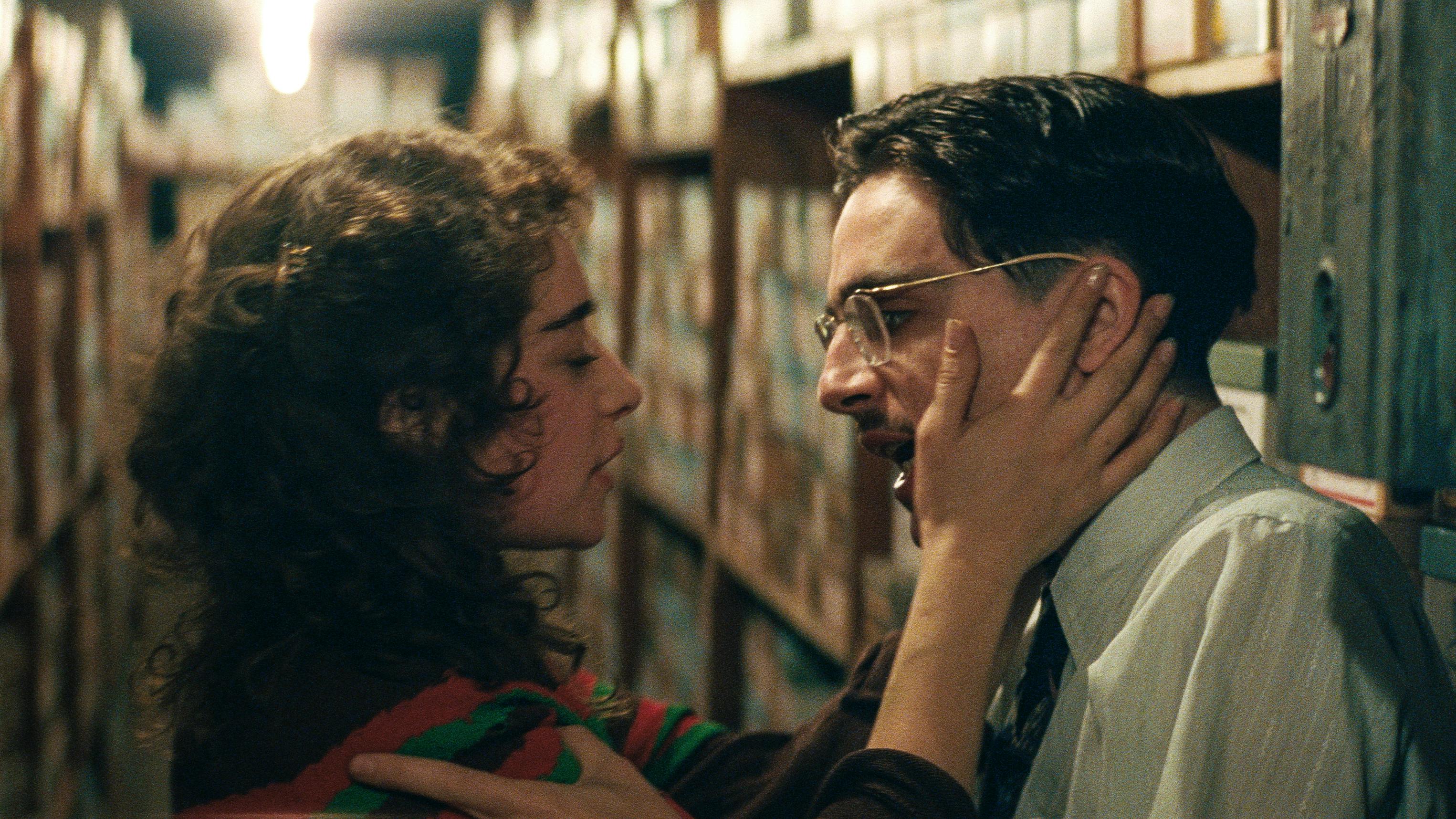 Odessa A’zion als Rachel und Timothée Chalamet als Marty Mauser // © Tobis Film