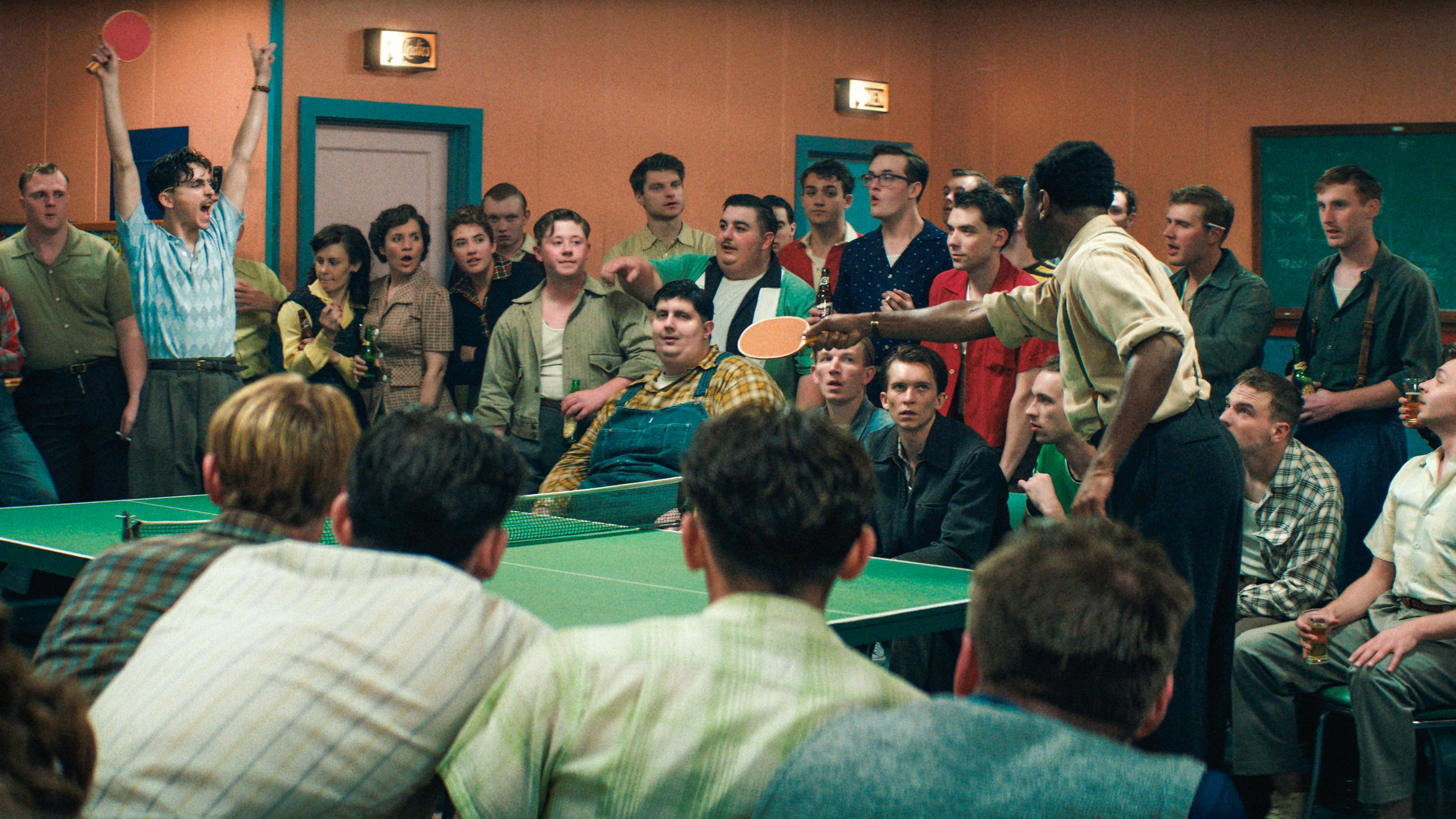 Timothée Chalamet als Marty Mauser mit Tyler Okonma als Wally // © Tobis Film