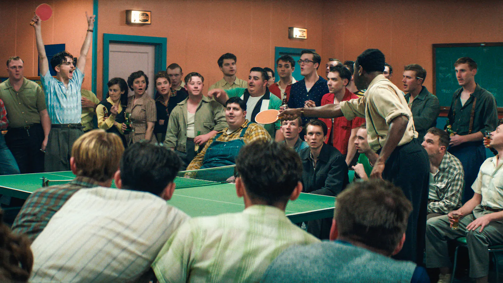 Timothée Chalamet als Marty Mauser mit Tyler Okonma als Wally // © Tobis Film