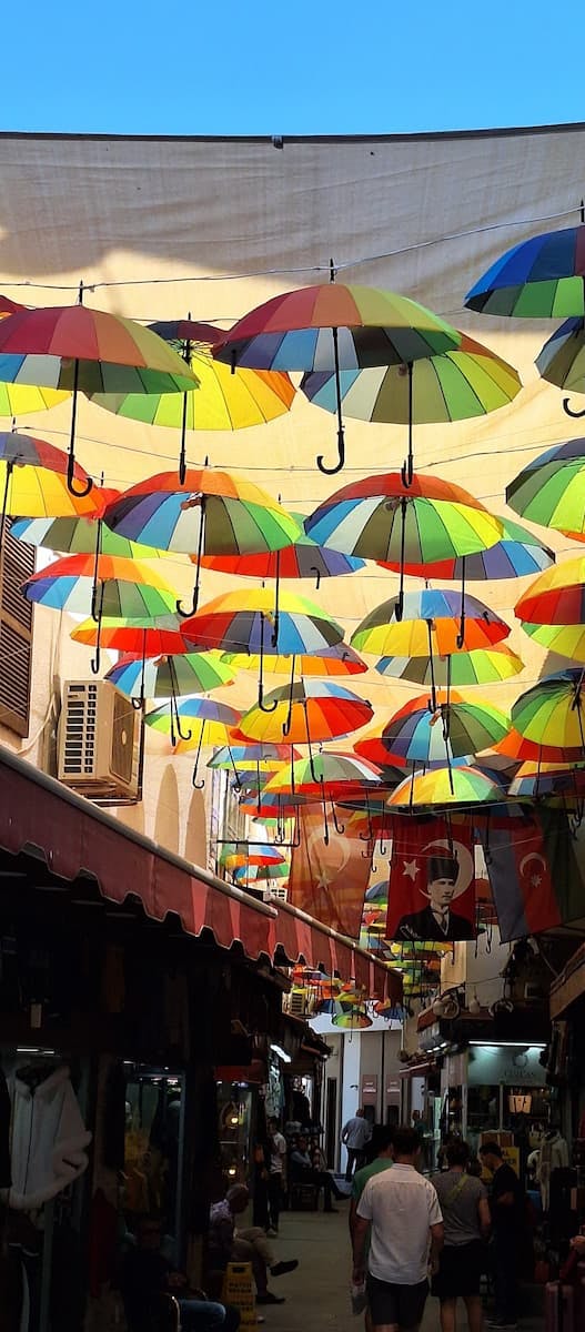 Viele bunte Schirme über einer Straße
