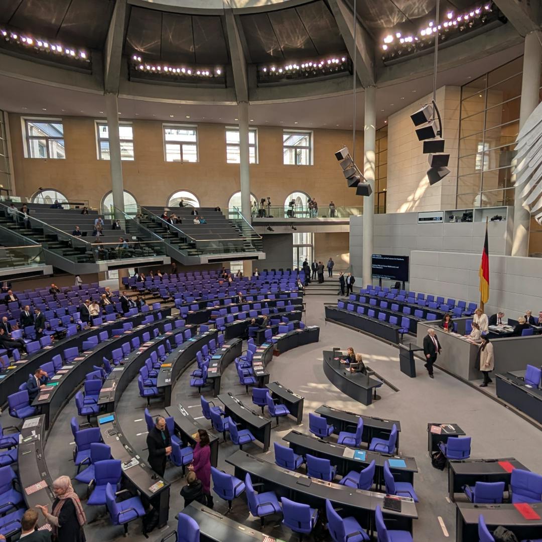 Das Bundestagsplenum, erkennbar an den charakteristischen blauen Sitzen. Im Raum sitzen nur ein paar wenige Abgeordnete