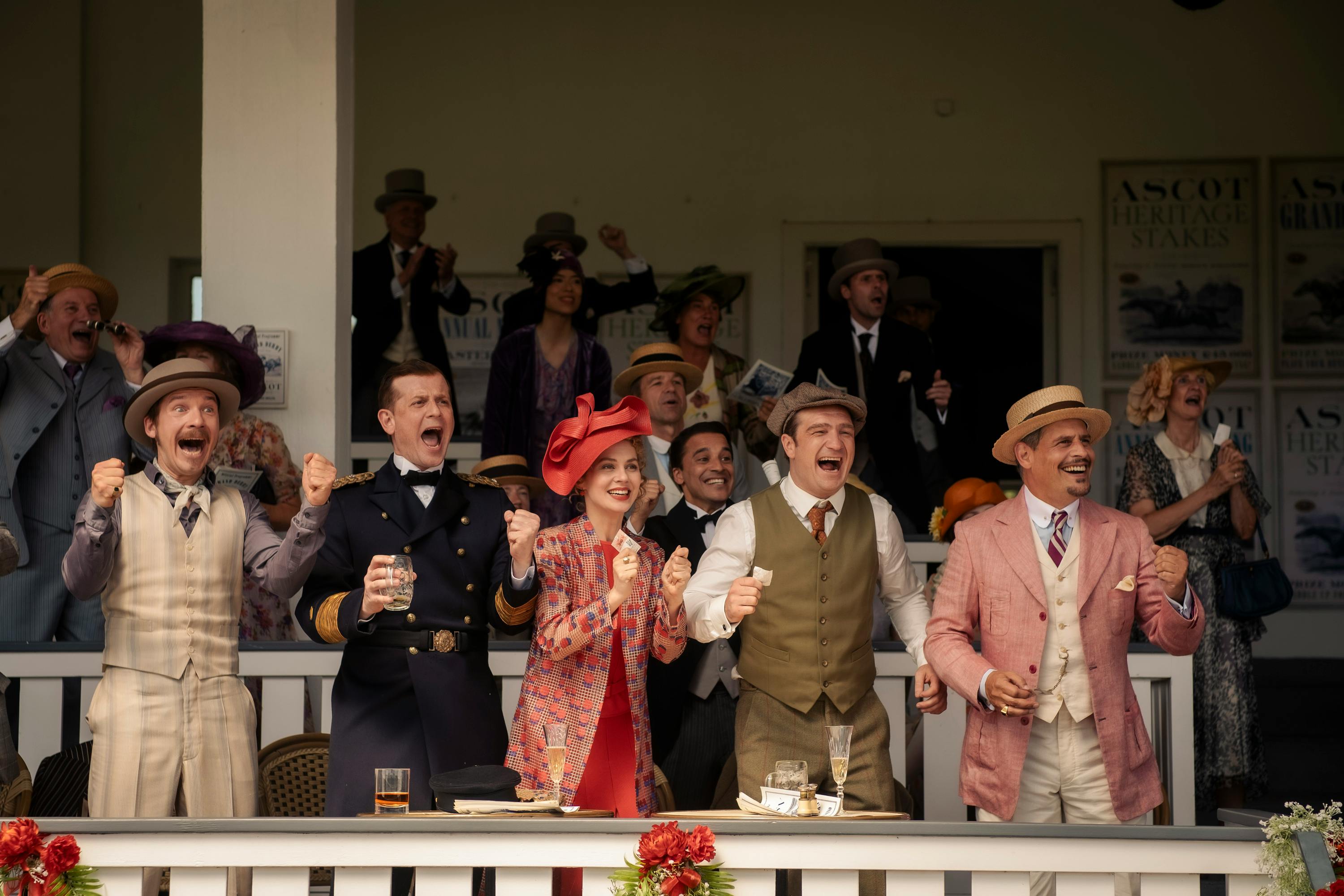 Die Gruppe in Ascot // © Gordon Muehle / Amazon MGM Studios