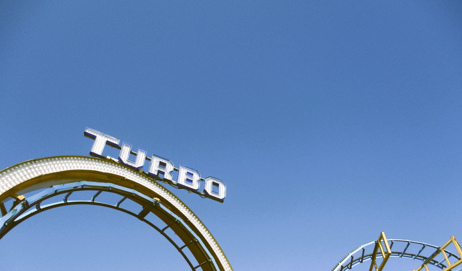 Blauer Himmel, Teile einer Achterband, mit der Aufschrift "Turbo".