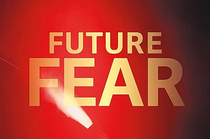 Schriftzug "Future Fear", gold, auf rotem Grund.