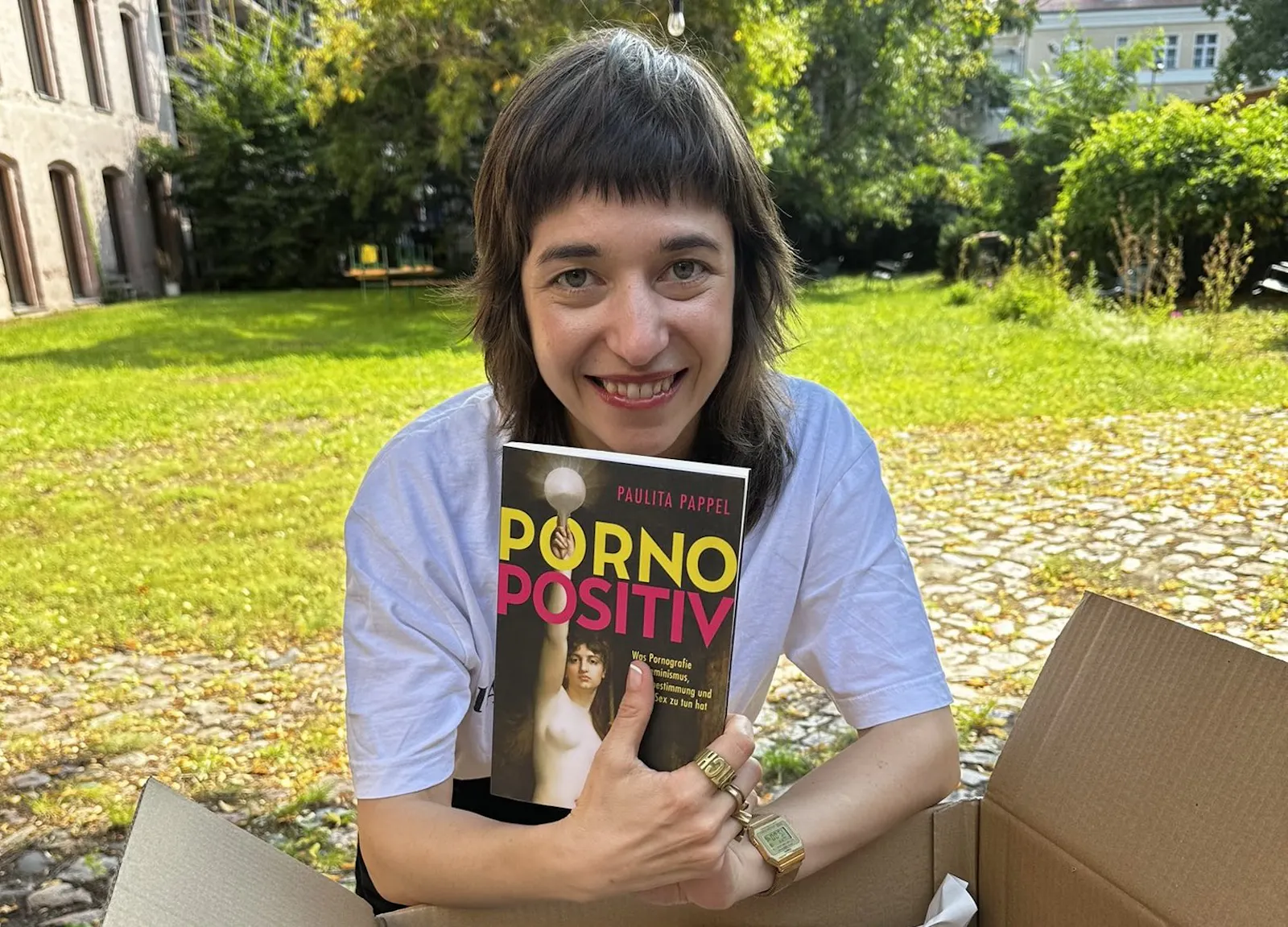 Paulita Pappel mit ihrem Buch "Pornopositiv", das am 31.8. im Ullstein Verlag erscheint.