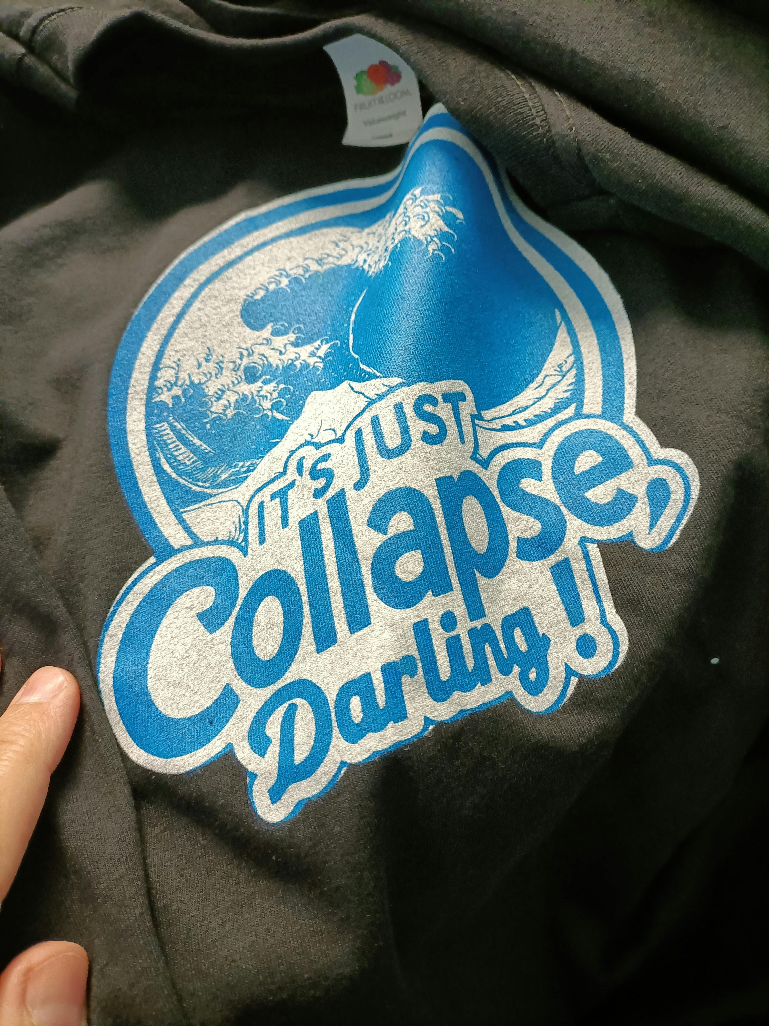 schwarzer Tshirt mit blauem Aufdruck einer Welle und dem Schriftzug "It's just collapse, darling"
