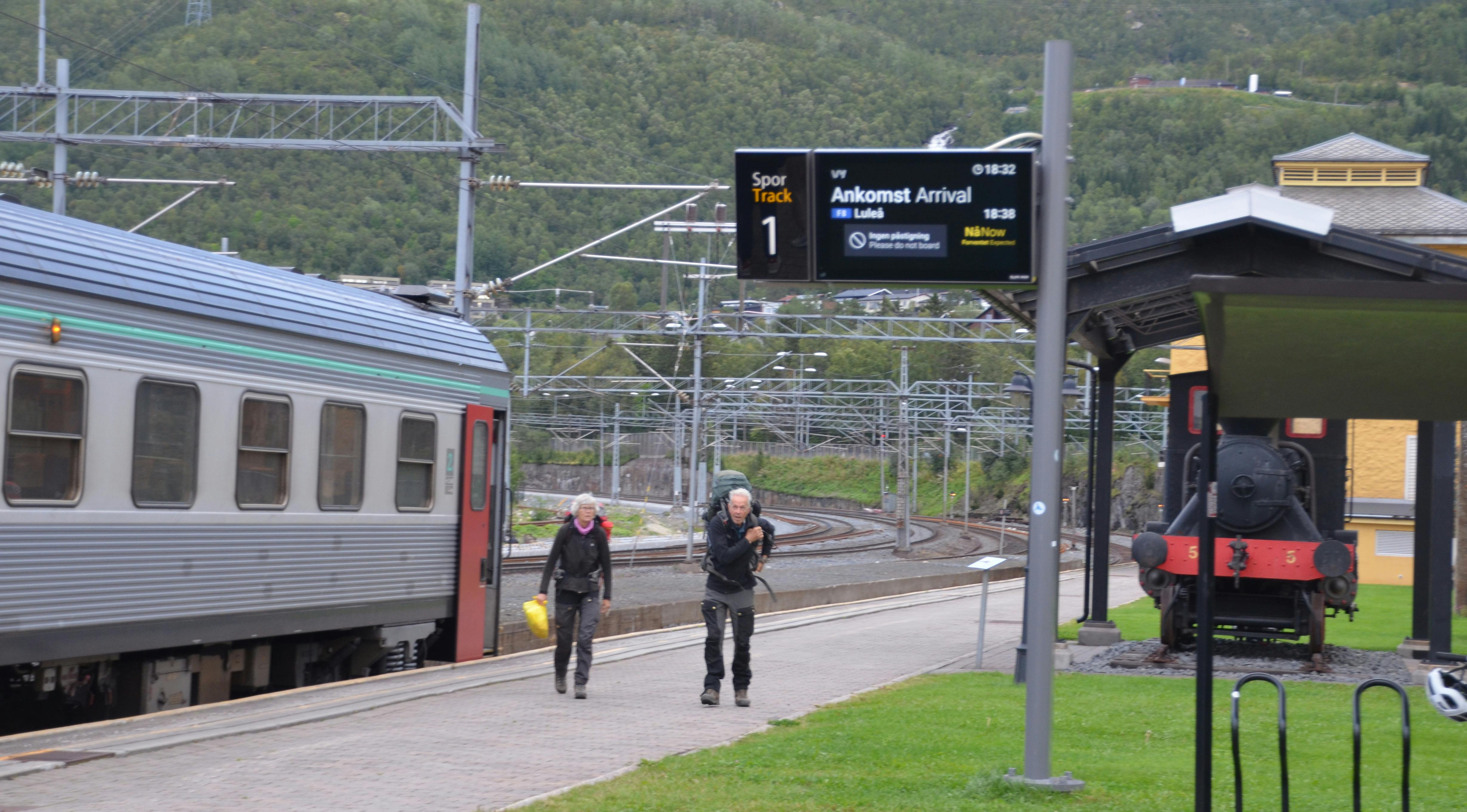 Zug im Bahnhof von Narvik, zwei Wanderer sind ausgestiegen