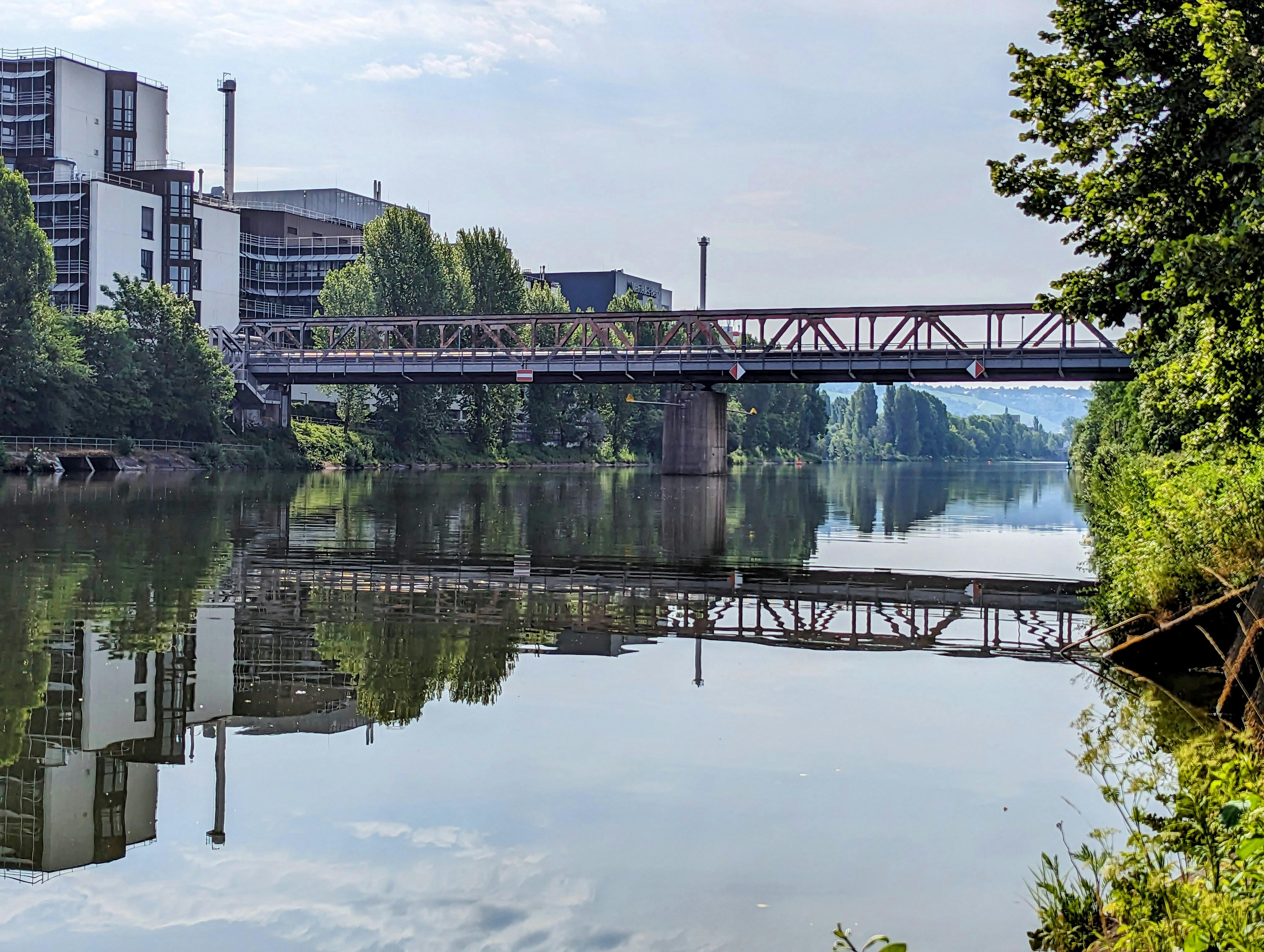 Der Daimlersteg zwischen dem Langwiesenweg/Großmarkt und dem Neckartalradweg/Mercedes-Werk wird endlich saniert. Foto: Jürgen Brand