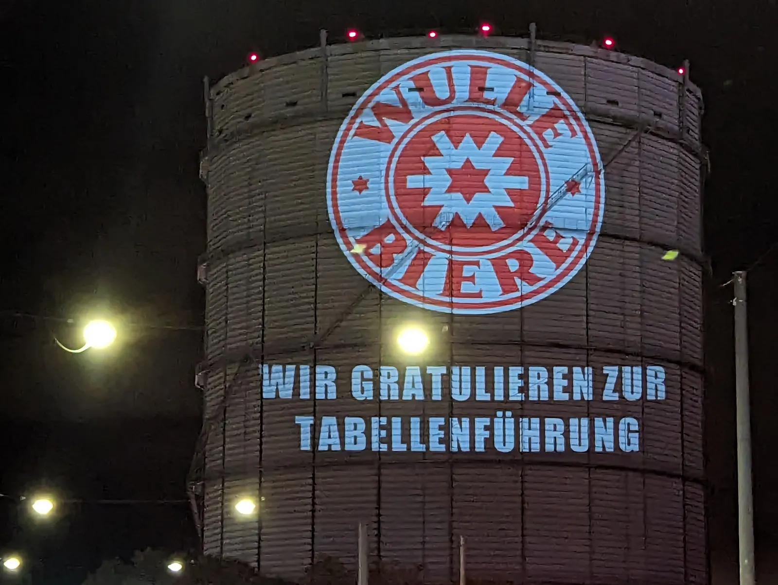 Der Stuttgarter Gaskessel nach dem Heimsieg des VfB Stuttgart gegen Darmstadt. Foto: Jürgen Brand