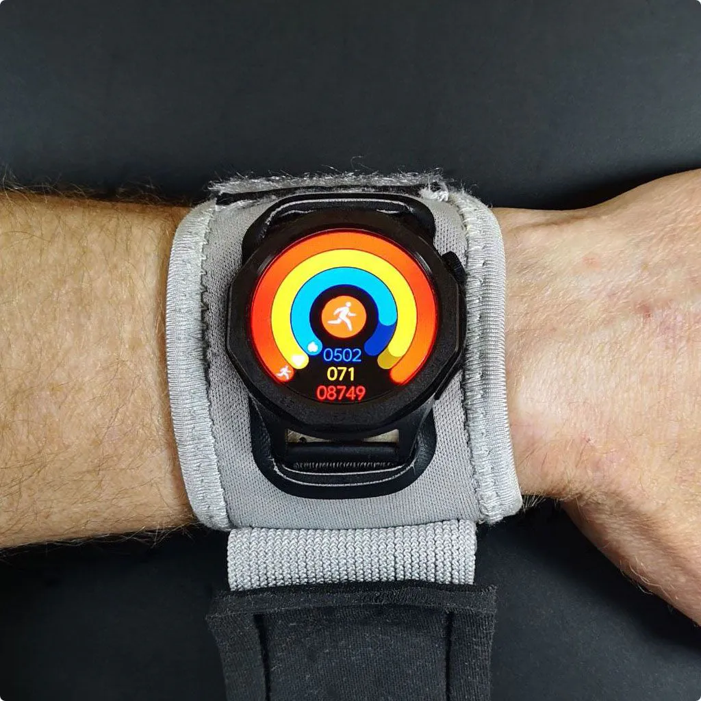 Dieses Artikelbild zeigt die Kardena® CARE Pro 4 und einem SwiftBand von colorcuff.de als Schutz für die Uhr. Diese Kombination hat sich in meinem Alltag sehr bewährt.