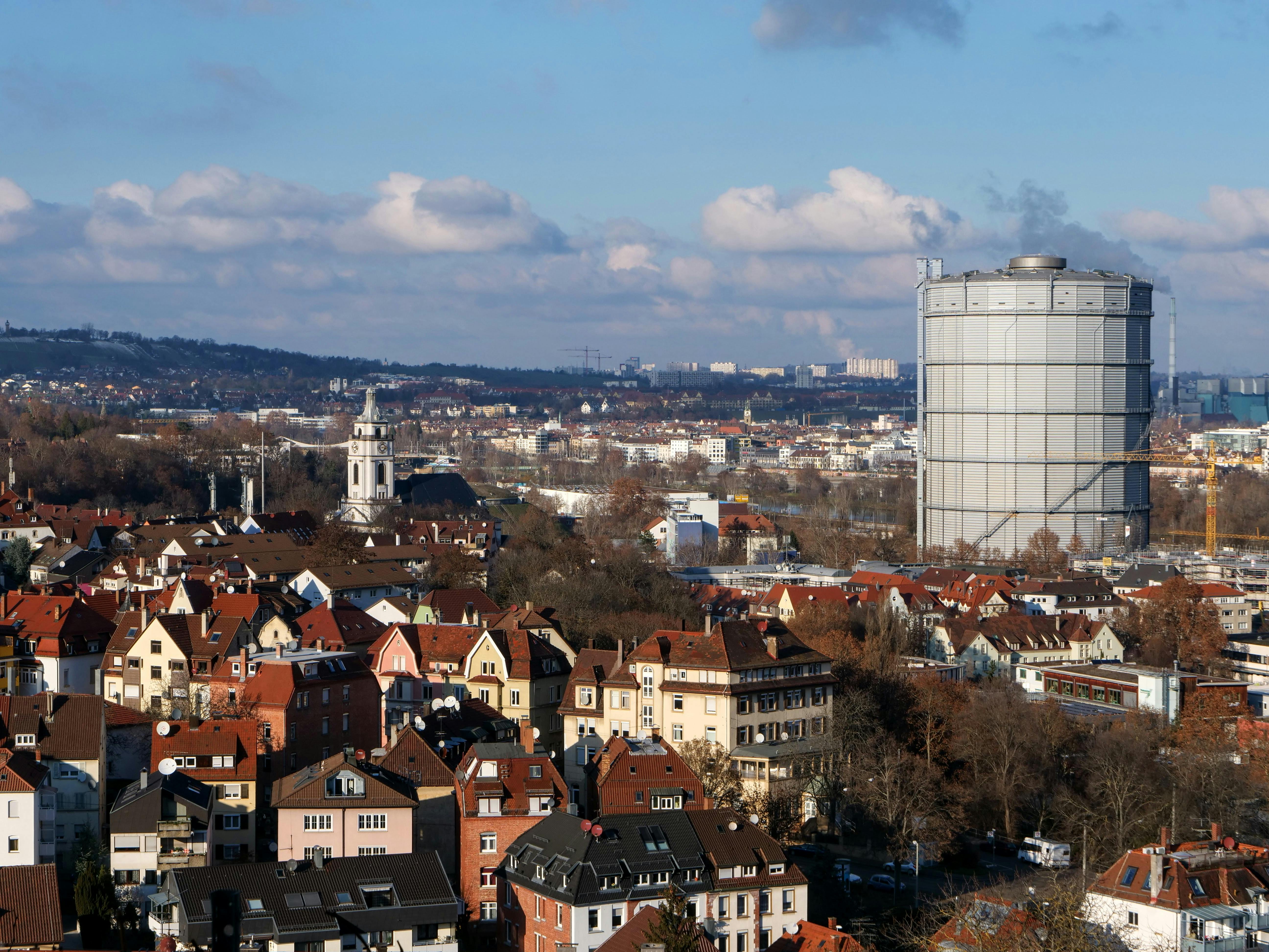 Blick über Gaisburg mit der Gaisburger Kirche und dem Gaskessel. Foto: Jürgen Brand