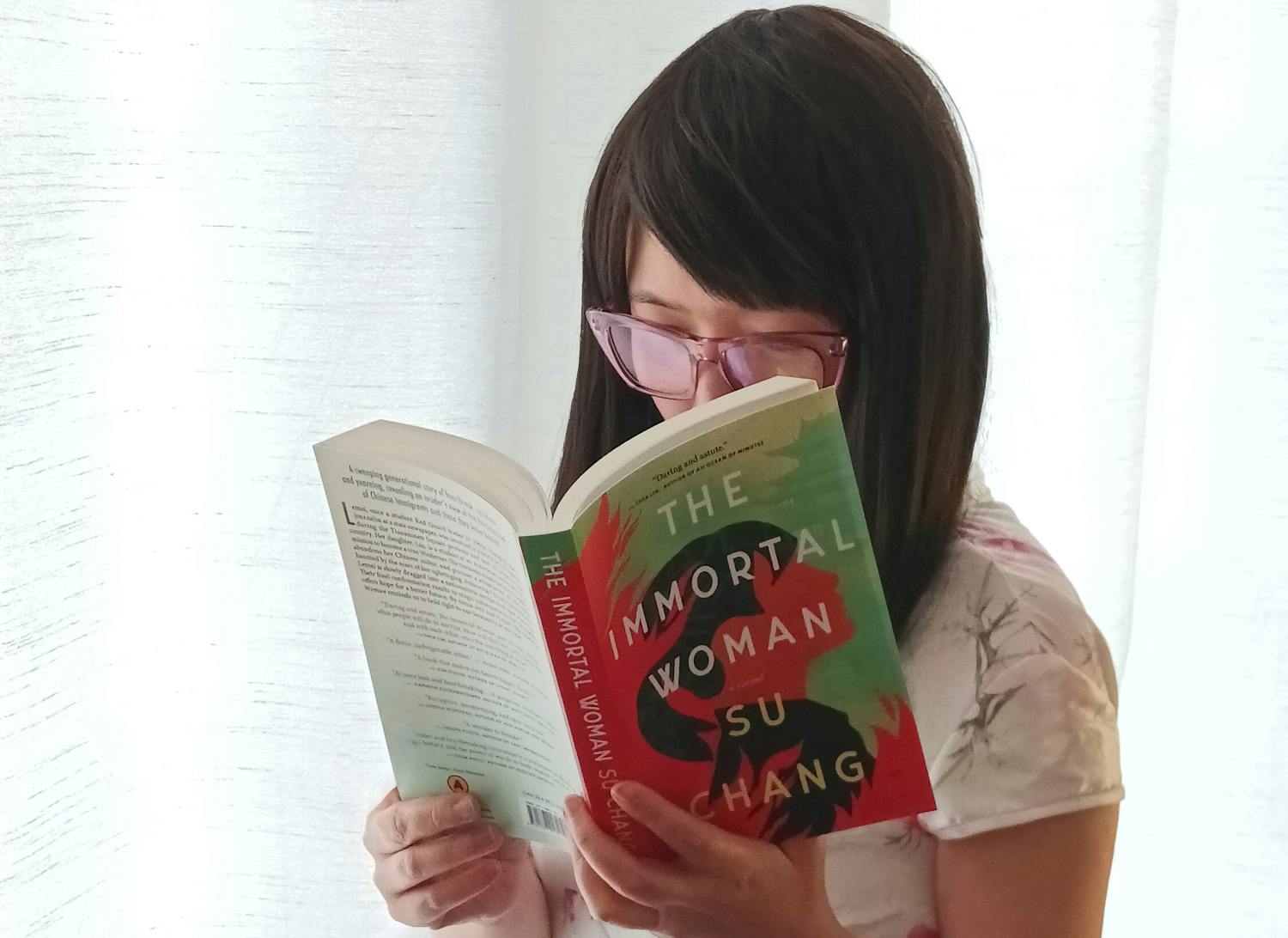 Anyone who wants to understand the Chinese background of the Trump–Xi summit should read Su Chang’s ‚The Immortal Woman‘. The novel explores how authoritarian systems survive through collective amnesia, rewritten history, and trauma passed across generations. From the Cultural Revolution to Tiananmen and the fractures within the Chinese diaspora, Chang’s debut novel becomes not only a family saga but an anatomy of power, memory, and ideological violence. A devastating, intelligent novel about what happens when history is not allowed to heal — because it is not allowed to be remembered...
(Available in Arabic, English, French, German & Spanish)