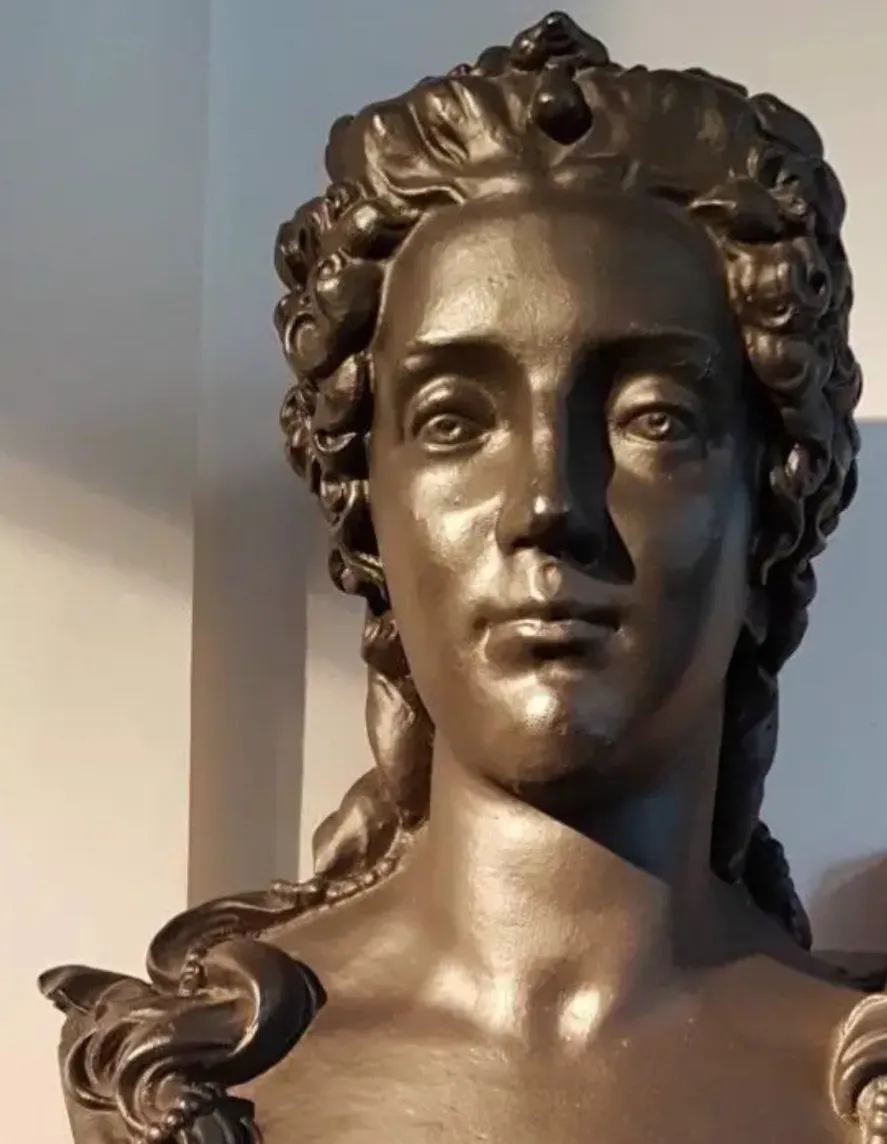Mit Büsten wie dieser von der Gründerin Benedicta von Löwendal machte die Kunstgießerei im 19. Jahrhundert gute Geschäfte.