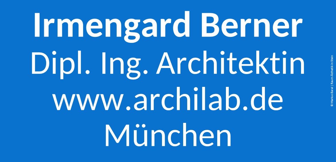 Weiße Schrift auf blauem Grund: Irmengard Berner, Dipl. Ing. Architektin, www.archilab.de, München