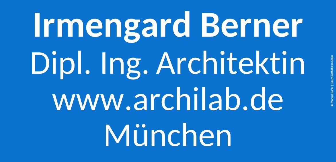 Weiße Schrift auf blauem Grund: Irmengard Berner, Dipl. Ing. Architektin, www.archilab.de, München