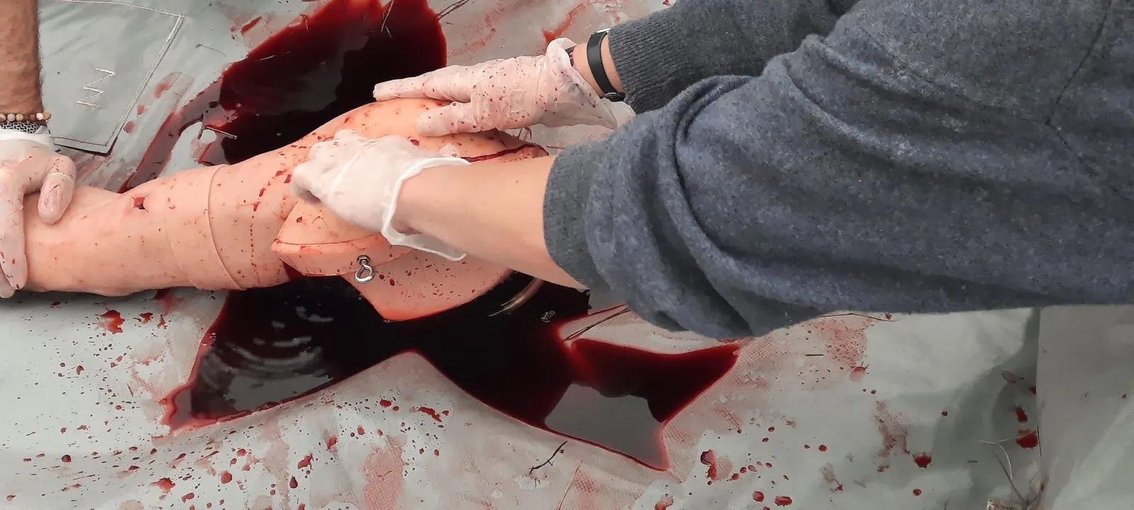 Dummy mit Kunstblut im Rahmen des Stop the Bleed - workshops
