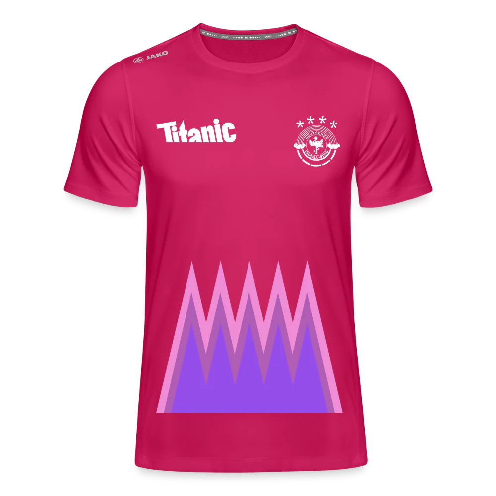 Pinkes Trikot mit pinken und lila Zacken. Es erinnert an das EM-Trikot von 2024. Auf der linken Brust das TITANIC-Logo, auf der rechten Brust eine Abwandlung des DFB-Logos mit einem Flamingo statt einem Adler. Text: Deutscher Fagball-Bund