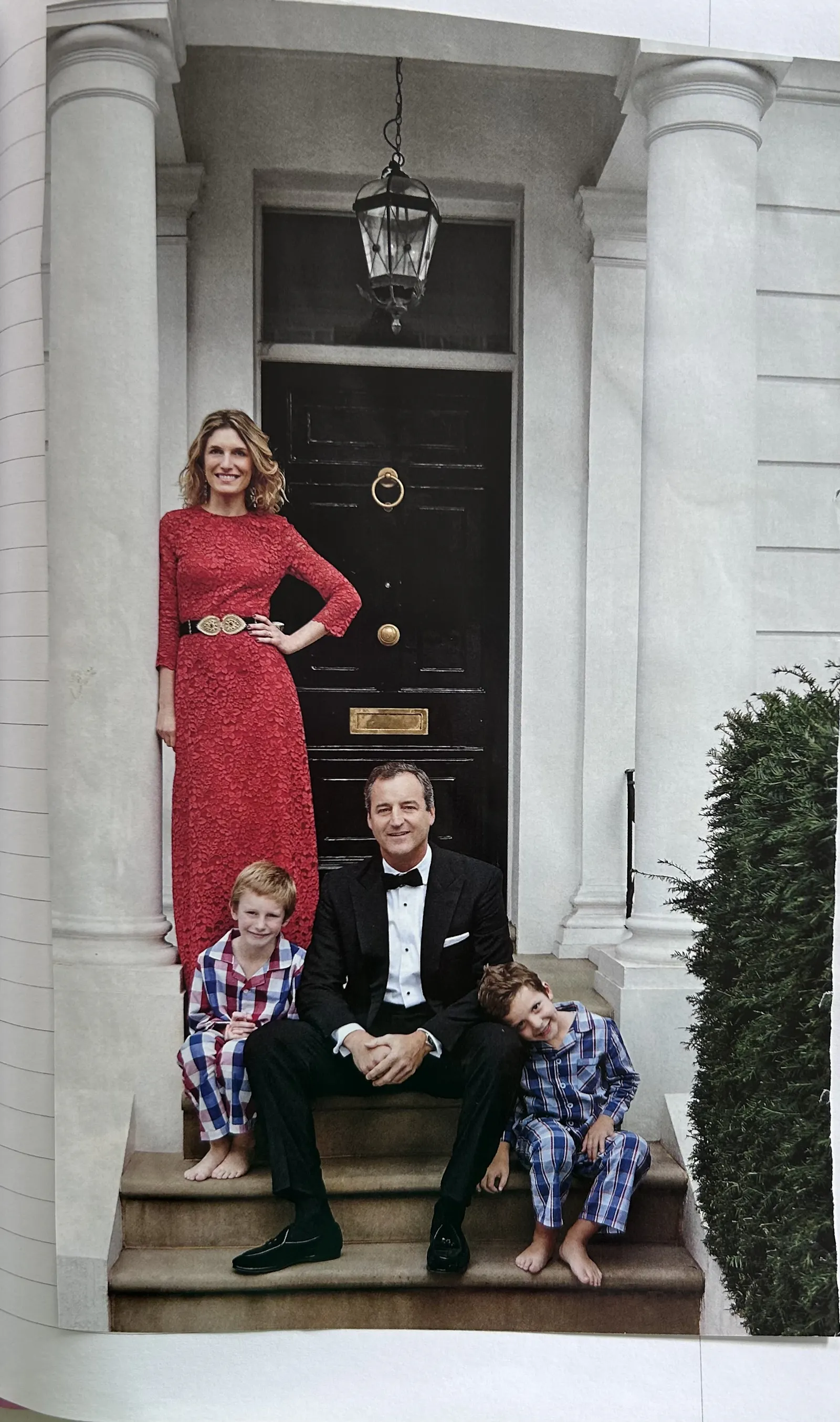 Familie vor englischem Townhouse, Eltern in Abendkleidung, Kinder im Pyjama