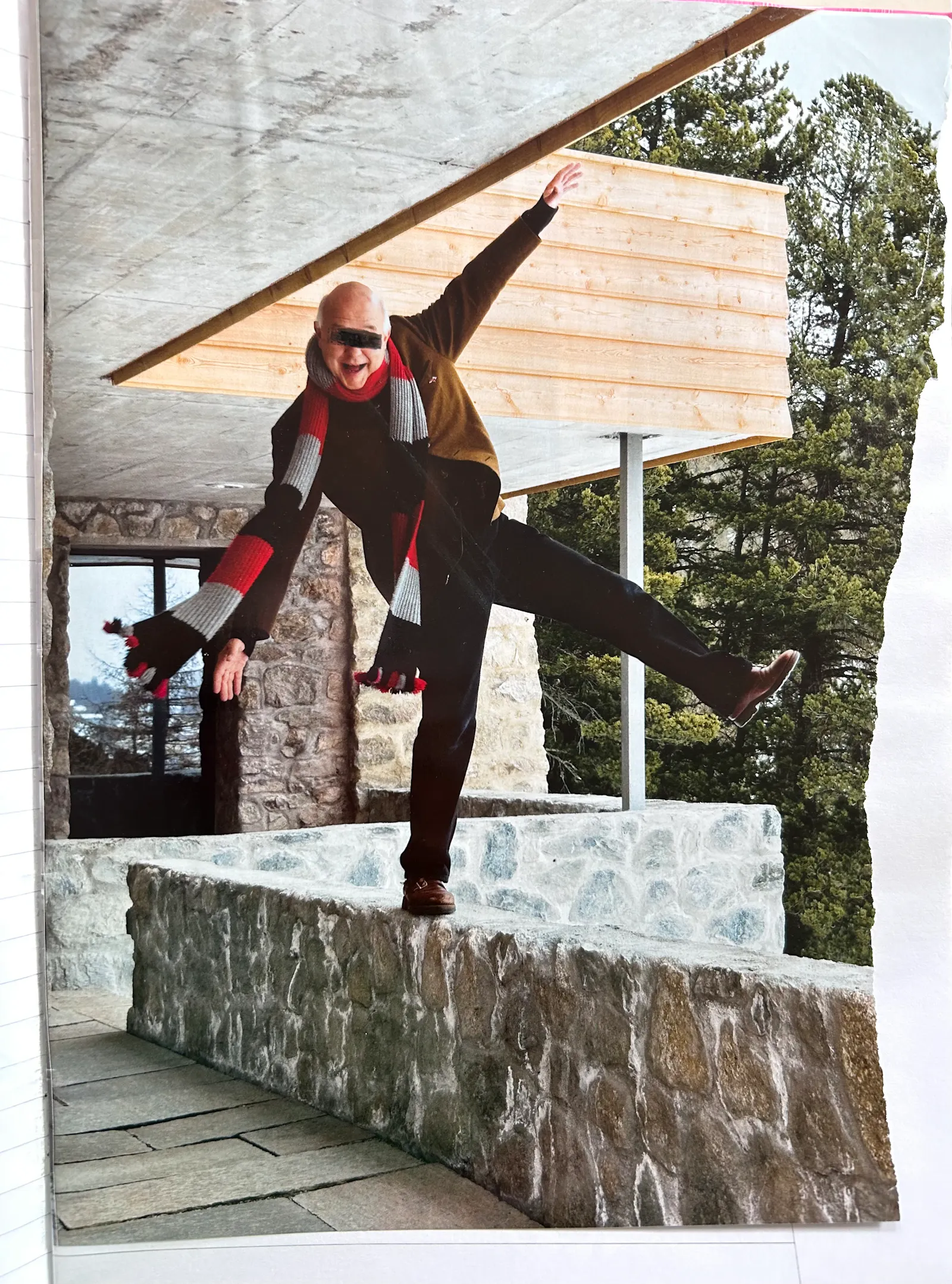 Person balanciert auf Mauer