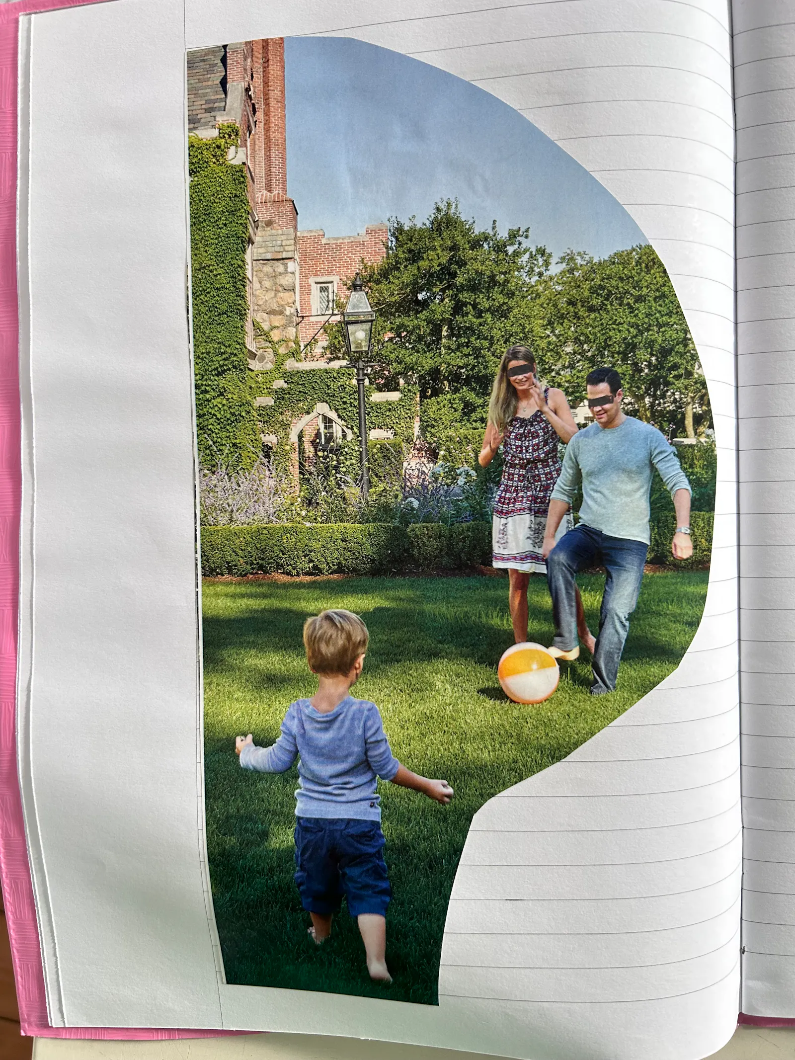 Familie spielt auf Rasen Fußball