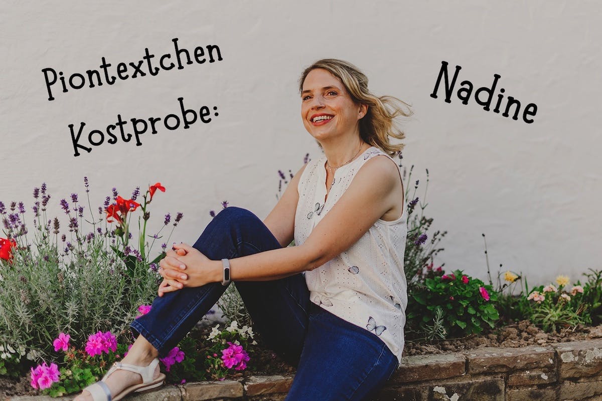 Christine Piontek sitzt in einem Blumenbeet. Ankündigung der Geschichte "Nadine" als kostenlose Leseprobe für die Piontextchen in der umgebenden Schrift.