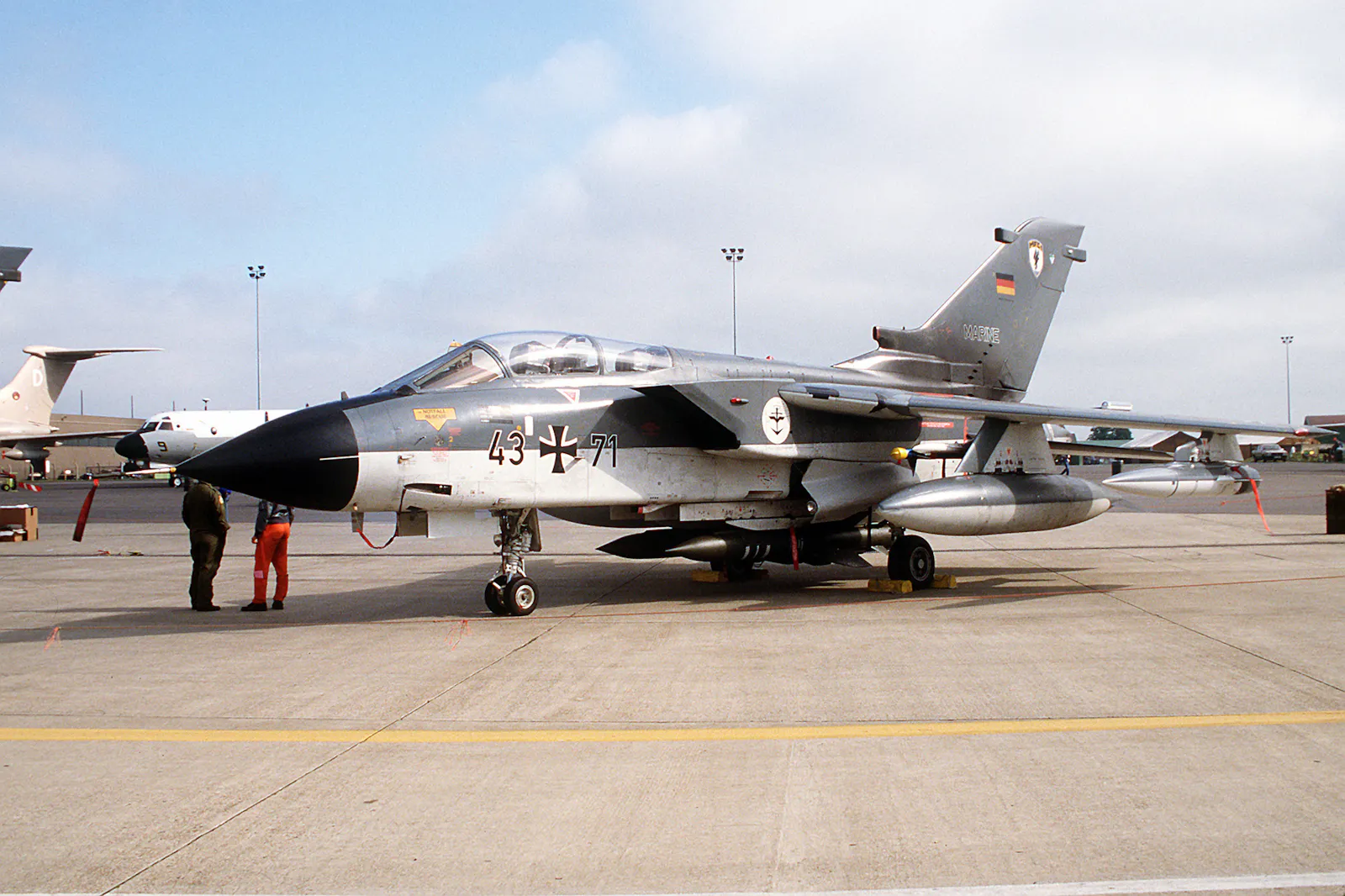 Tornado des Marinefliegergeschwaders 1, der zur Auflösung zum MFG2 kam. Zu erkennen noch der orangene Overall des Pilots, der durch den marineblauen abgelöst wurde.